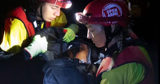 54 migrantes naufragados resgatados da plataforma de petróleo no Med ...