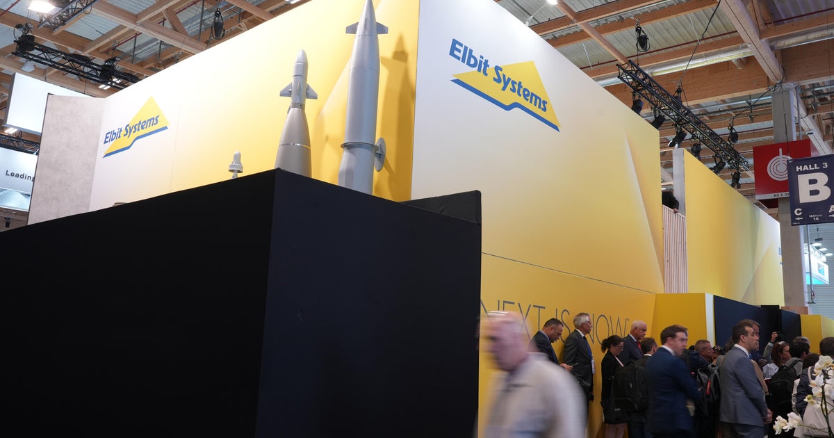 A França fecha as bancas de shows aéreas de Paris das empresas israelenses, citando B ...