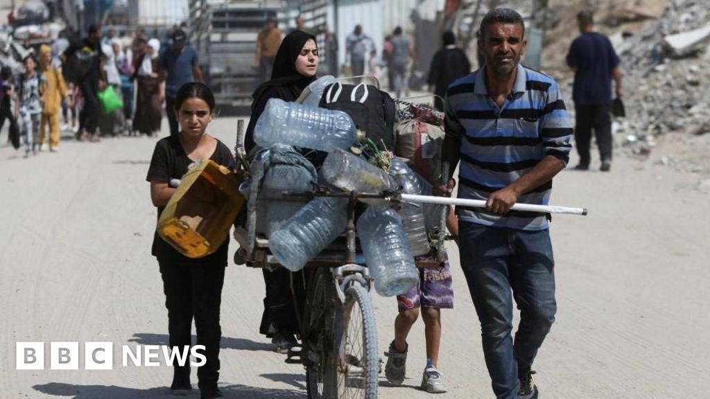 A IDF diz que as estradas para os centros de ajuda de Gaza são 'zonas de combate', pois os sites fecham para o dia