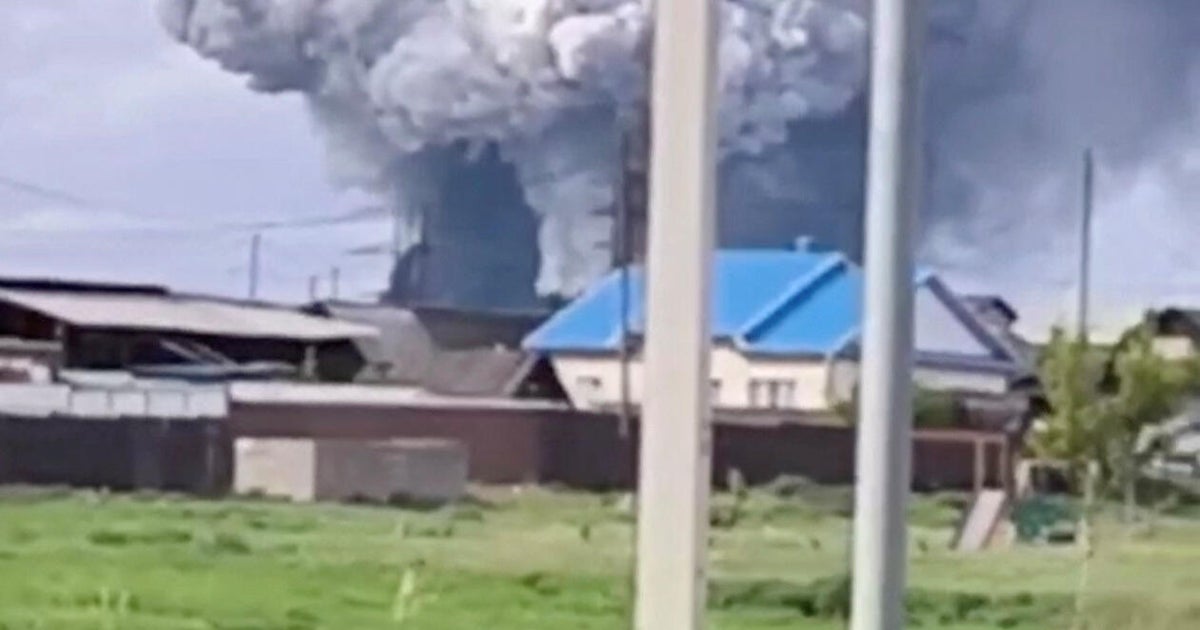 A Ucrânia afirma que o ataque de drones atingiu 40 bombardeiros russos como negociações ...