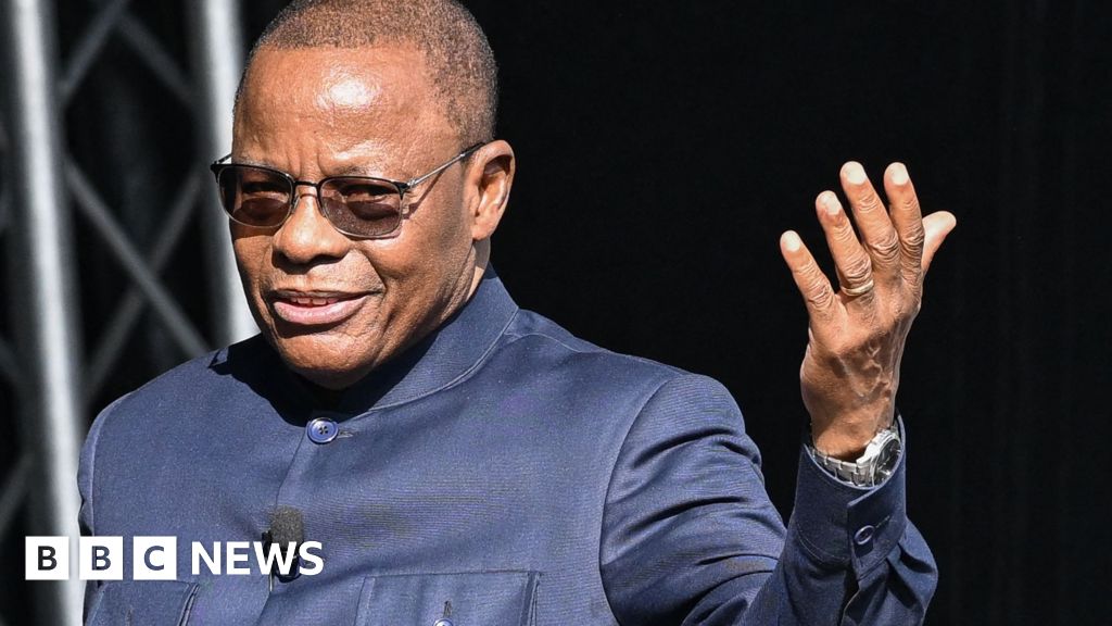 A esperança presidencial dos Camarões deixa Douala depois que a participação da polícia termina