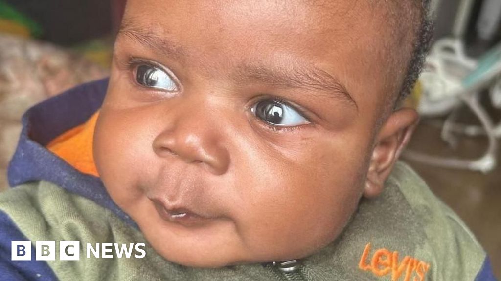 A morte do bebê faísca protestar na cruz de rei contra o grupo de habitação