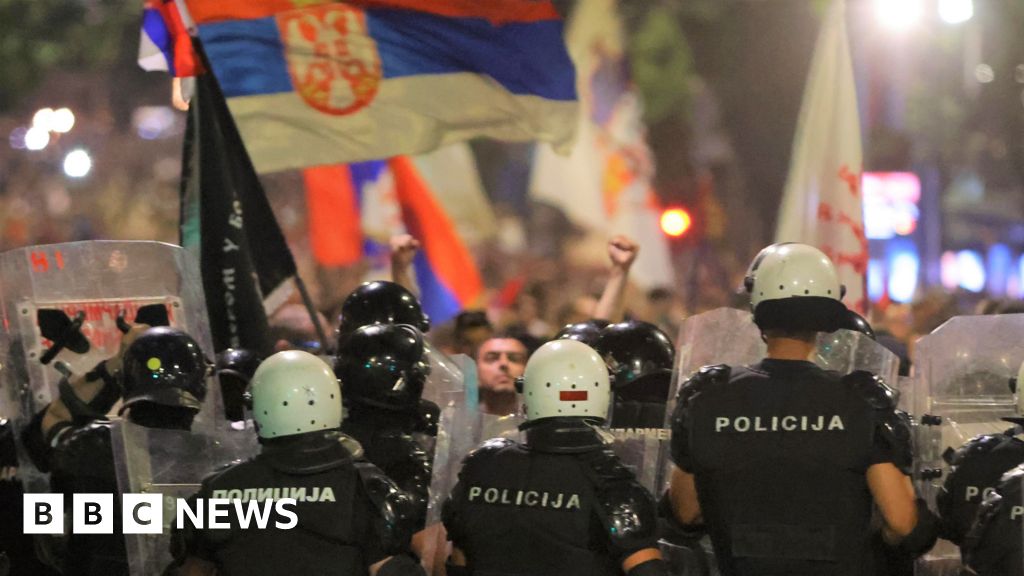 A polícia da Sérvia confronta com manifestantes pedindo eleição precoce