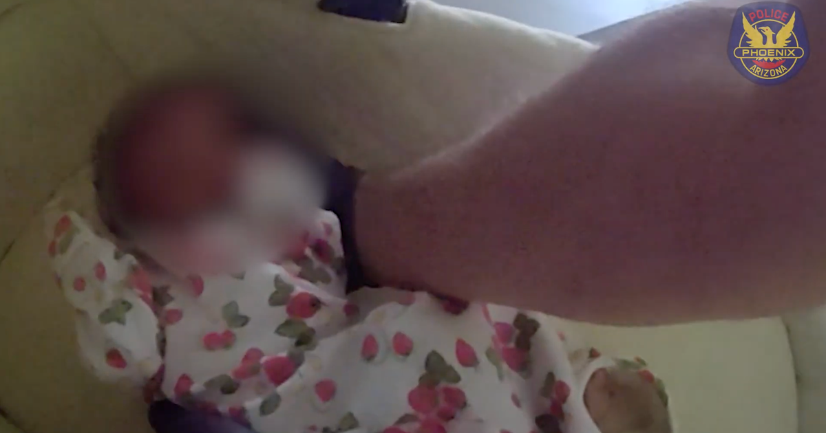 A polícia de Phoenix resgate o bebê deixado sozinho por dias depois da mãe ...