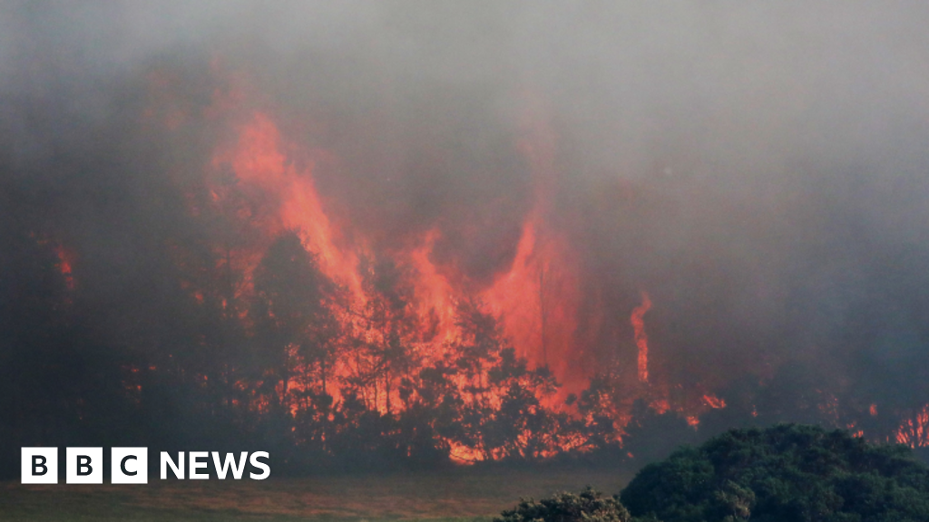 As equipes de bombeiros lutam contra os incêndios florestais de dois dias ao norte de GrantOwn-on-Spey quando as estradas fechadas