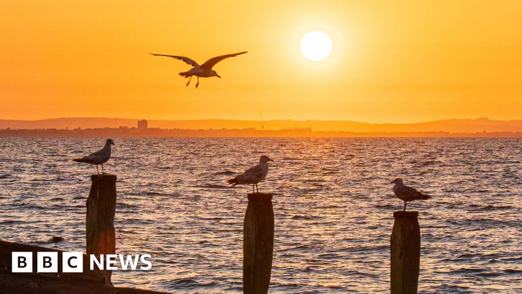 As temperaturas ultrapassam 32 ° C enquanto a onda de calor suporta no Reino Unido
