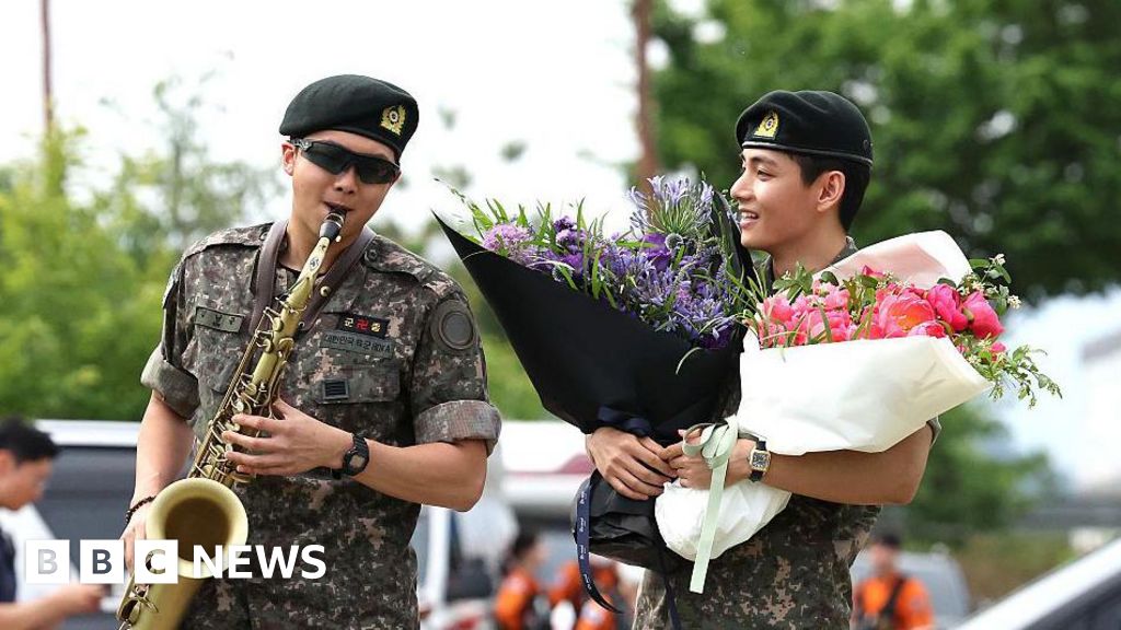 BTS Stars RM e V descarregaram das forças armadas enquanto os fãs aguardam retorno