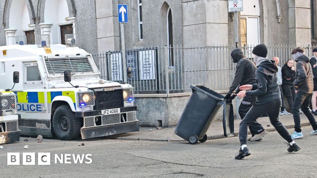Ballymena vê a segunda noite de desordem com mísseis jogados na polícia