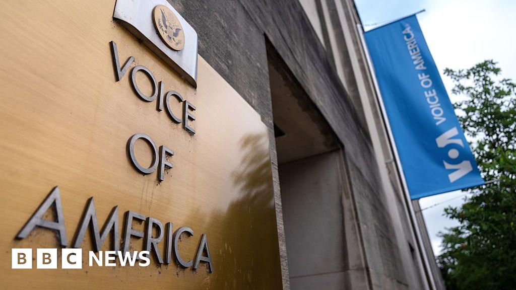 Centenas de repórteres demitiram como agência Trump Guts
