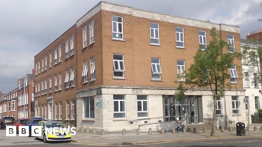 Centro Islâmico de Belfast: homem preso por ataque