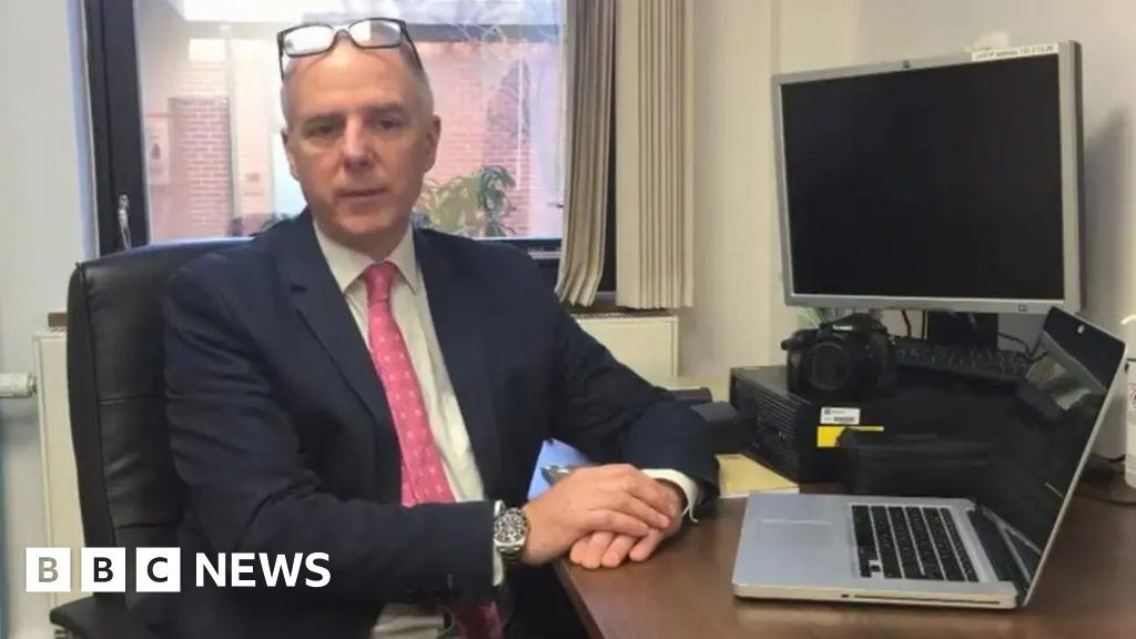 Cirurgião plástico Jonathan Peter Brooks preso por tentar matar o colega
