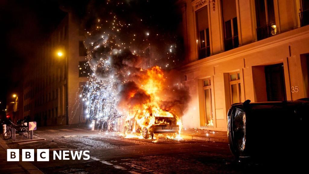 Confrontos em Paris, enquanto os fãs do PSG comemoram a vitória na Liga dos Campeões