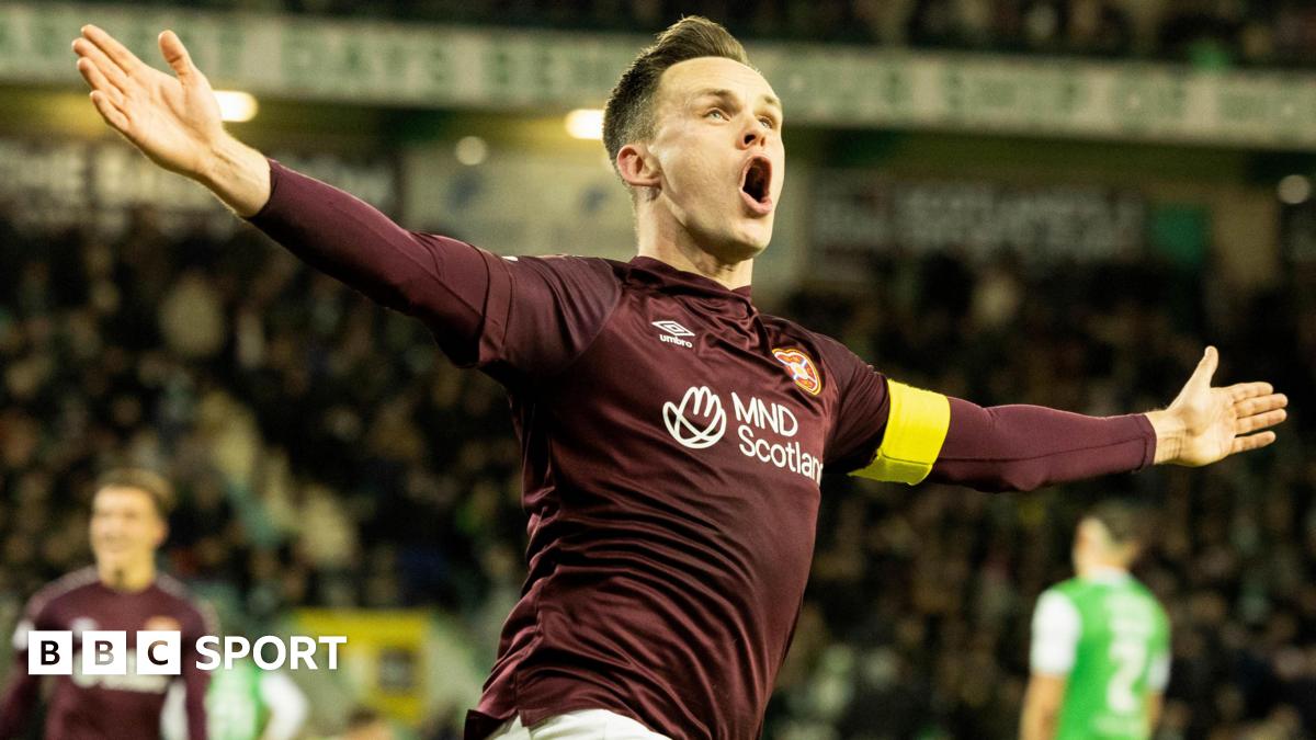 Jack Draper points to the home fans at Queen