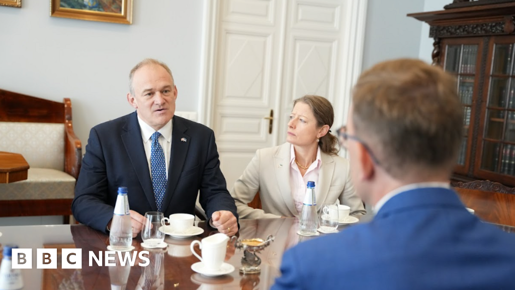 Dê novos recrutas £ 10.000 para ingressar no Exército, diz Sir Ed Davey