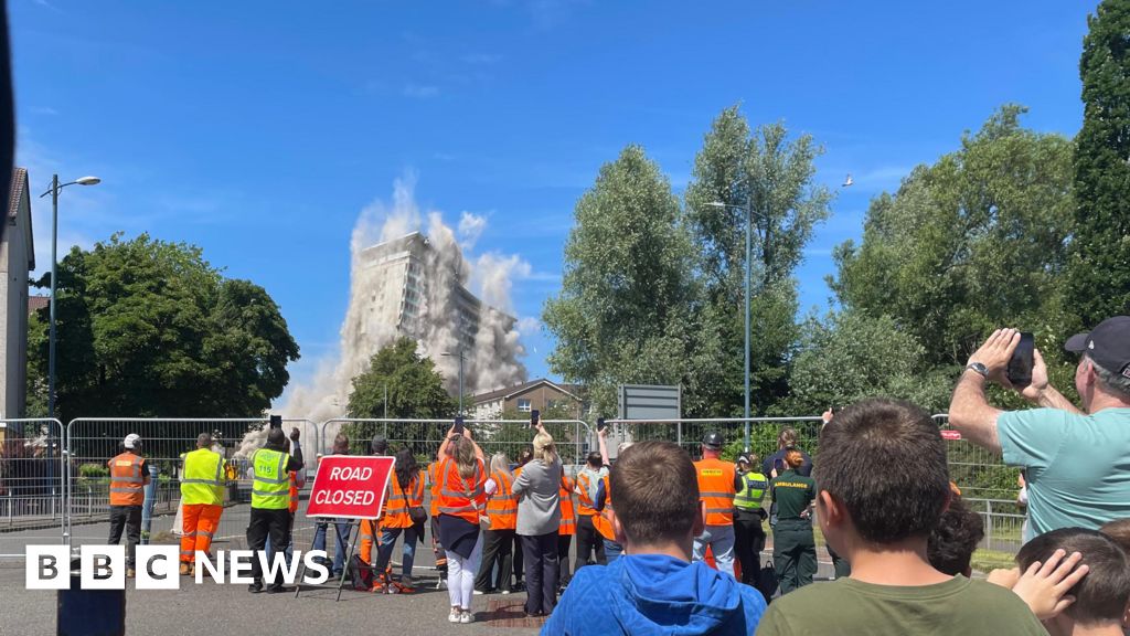 Demolição dupla como blocos de torre de Glasgow são explodidos