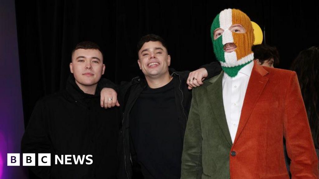Desempenho Kneecap Glastonbury 'não apropriado', diz Starmer