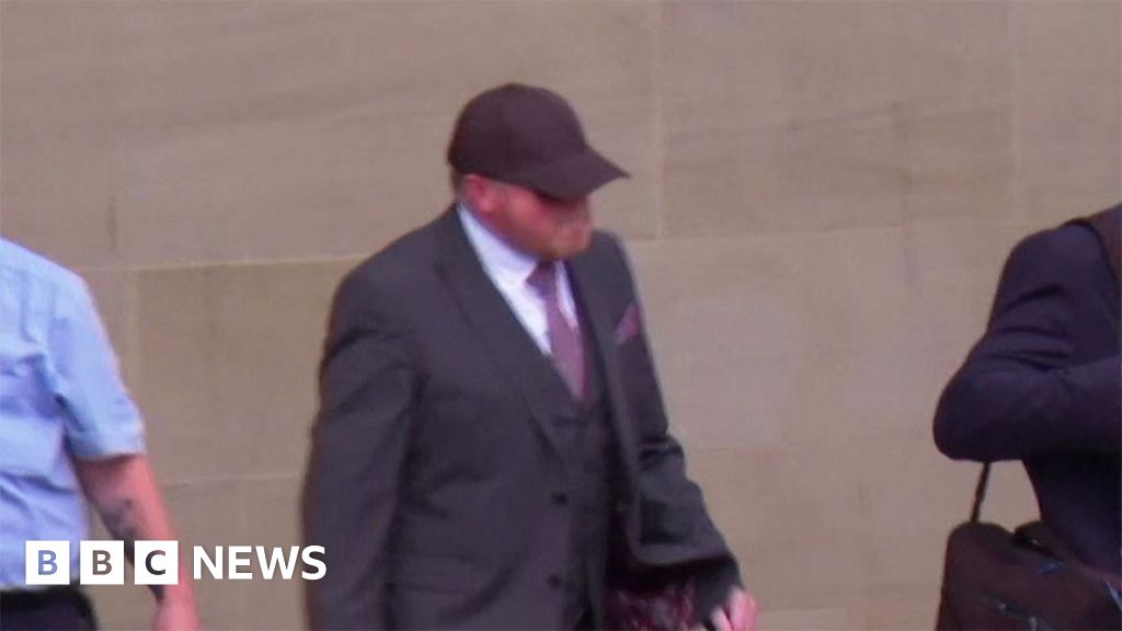 Diretor de Funeral Hull Robert Bush no tribunal, enfrentando 63 acusações