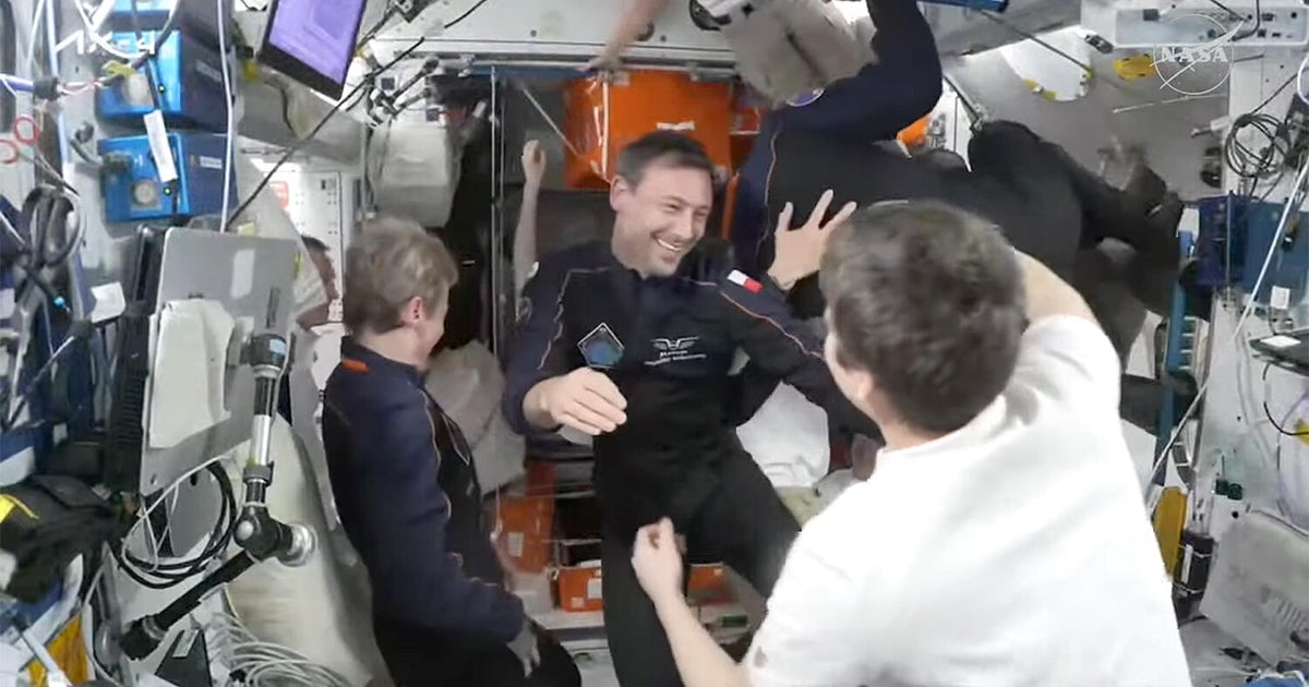Docas de tripulação AX-4 com estação espacial internacional após o encontro de 28 horas