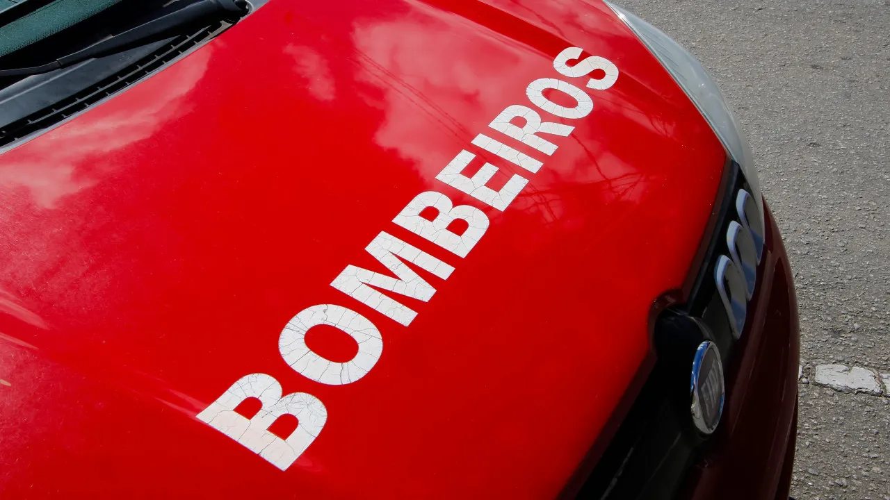 Dois Bombeiros Feridos em incêndio em imóvel devoluto sem estoril