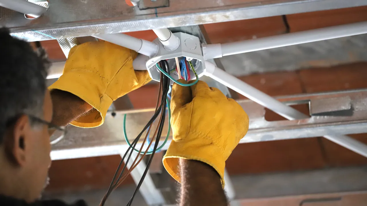 Eletricidade ou construção? Estereótipos justificam domínio por homens