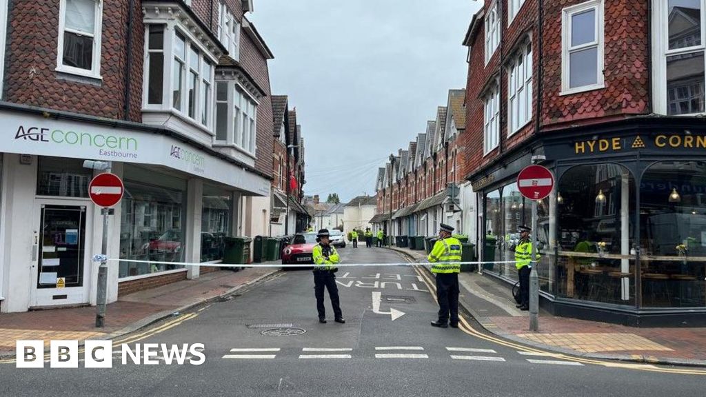 Esquadrão de bombas detona o líquido misterioso encontrado na casa de Eastbourne