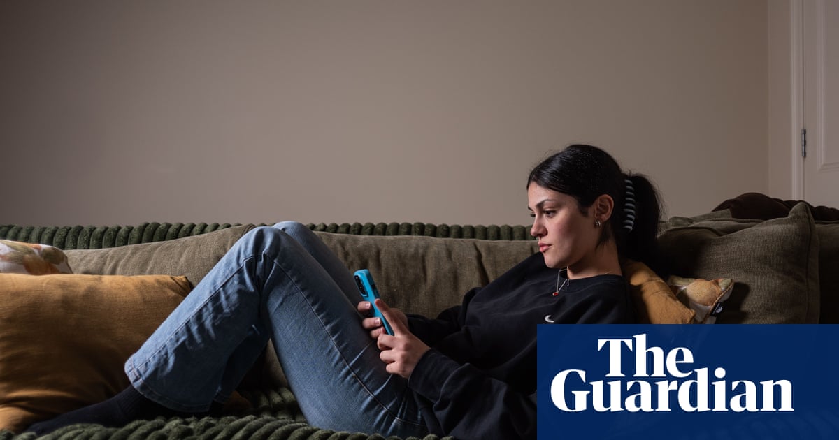 'Eu não acho que meu cérebro deveria ter passado por isso': cinco jovens em sua experiência de smartphones como adolescentes | Jovens