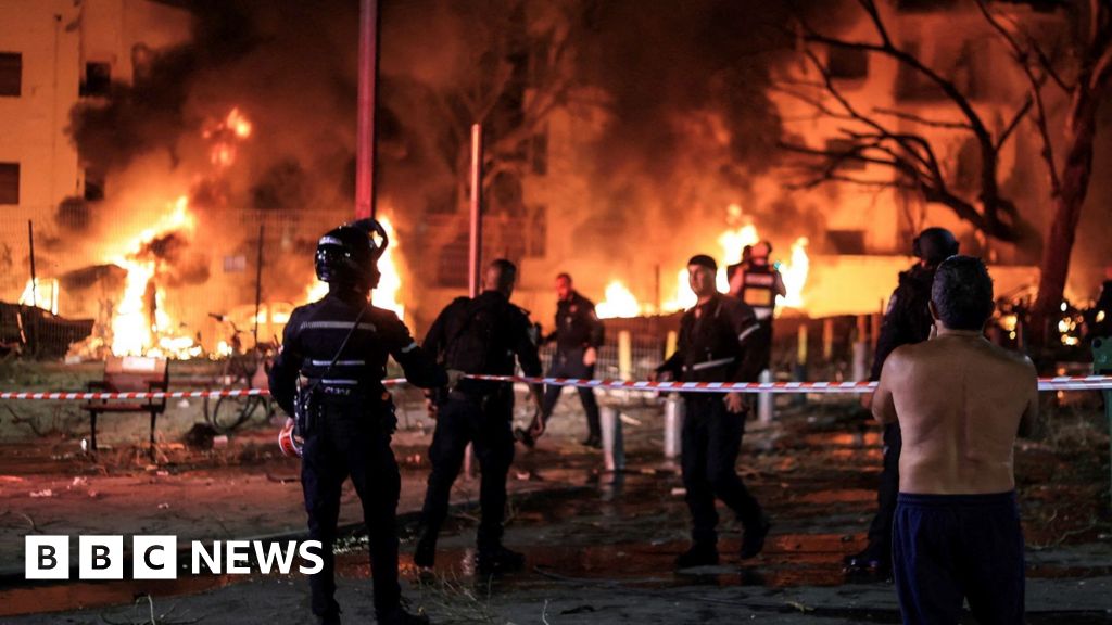 Explosões e danos em Israel, enquanto o Irã lança ataques de ar fresco