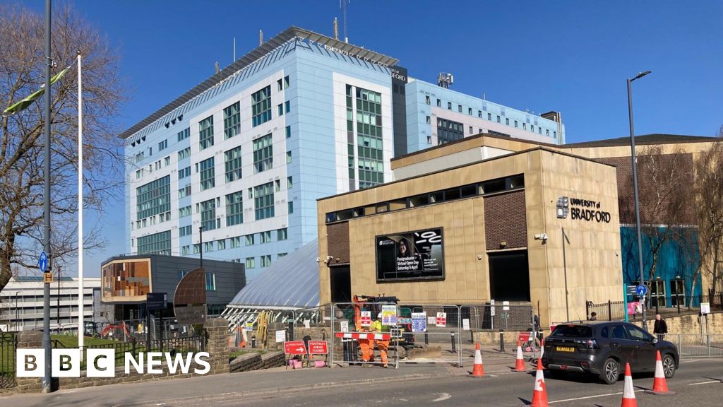 Funcionários da Universidade de Bradford para atacar os cortes de £ 16 milhões planejados