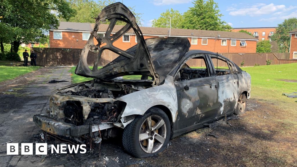 Garota, 16, acusada de agredir o policial em meio a um transtorno de Salford