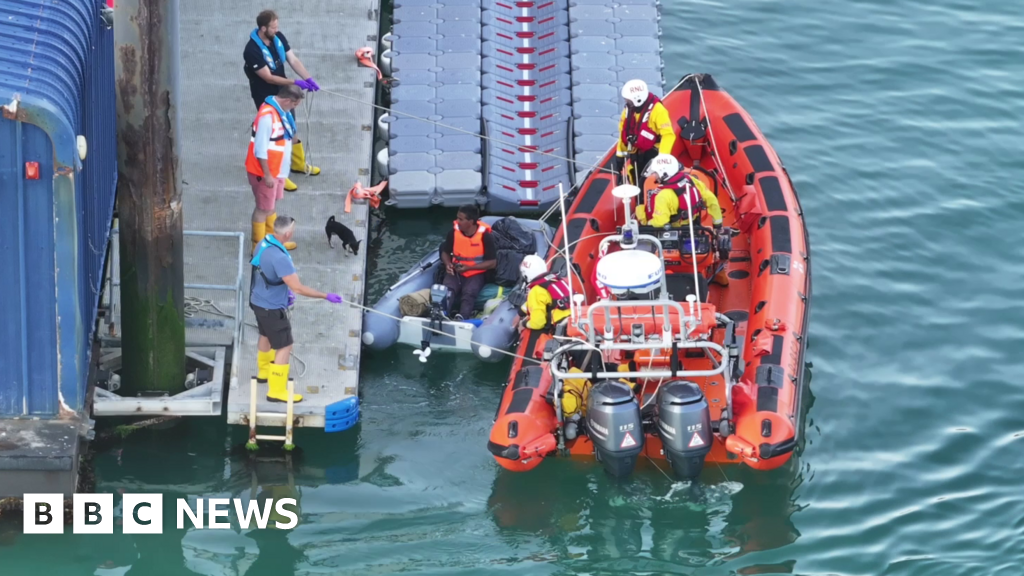 Homem e cachorro resgataram perto de Brighton depois de três dias em Dinghy