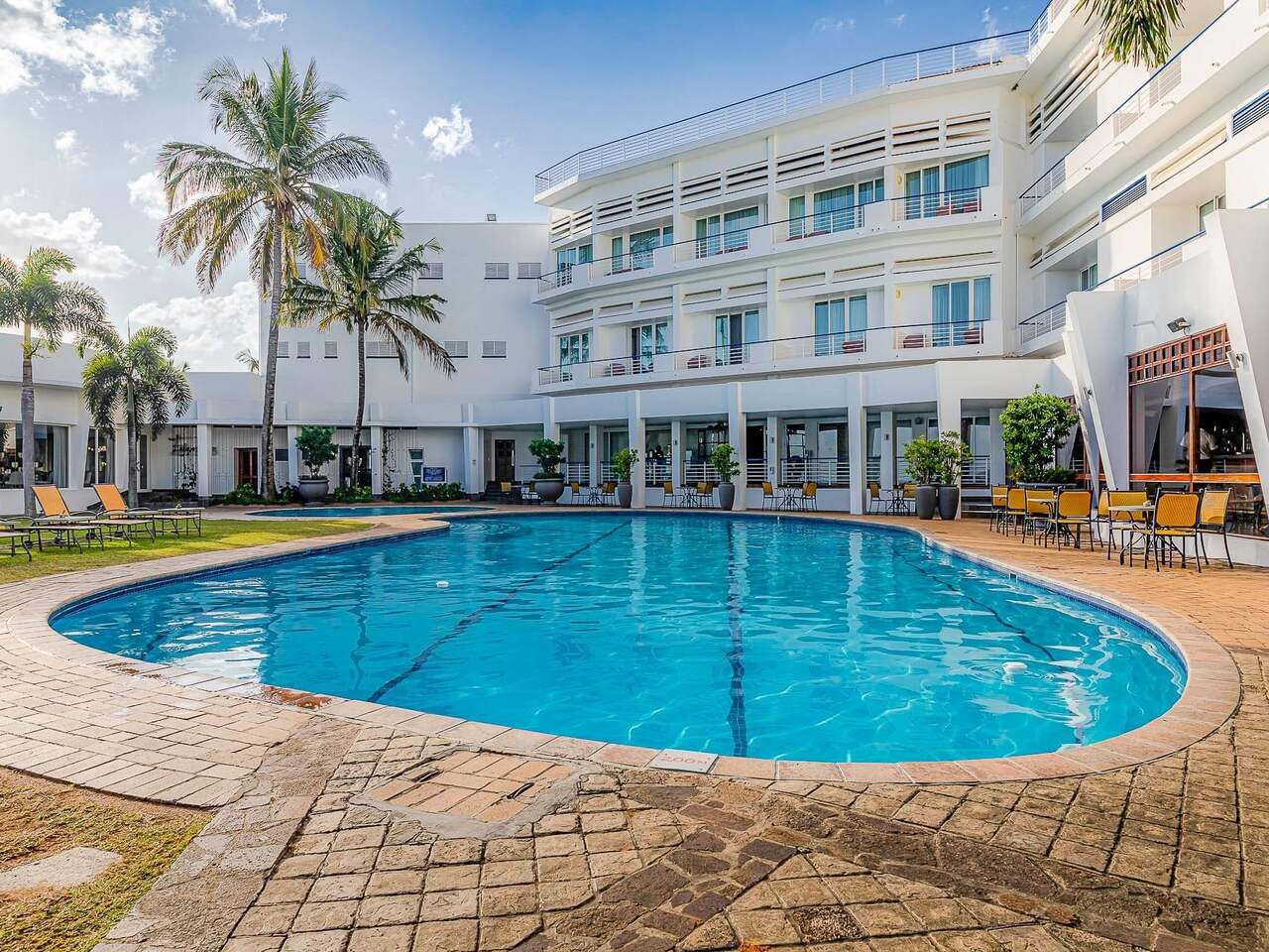 Hotel Cardoso Celera OS 50 ANOS da Independendênia Nacional Com Novos Espaços