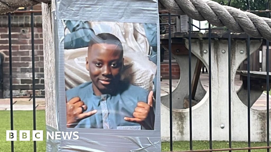 Ibrahima Seck, 14, nomeado como vítima de facada depois que o pai visita a cena