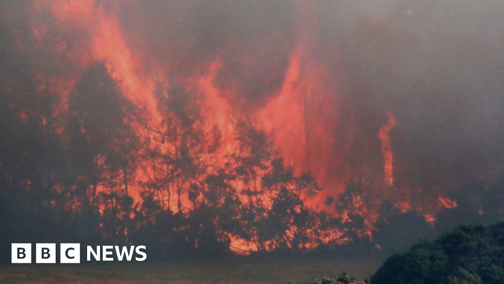 Incêndios florestais fecharam estradas em terras altas e morray