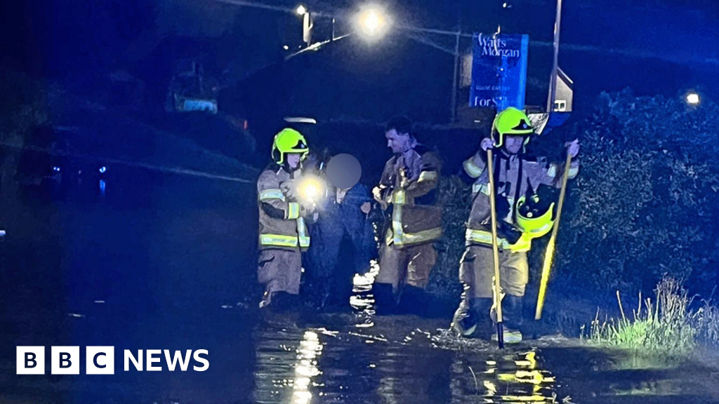 Inundações piscantes causam danos em Bridgend