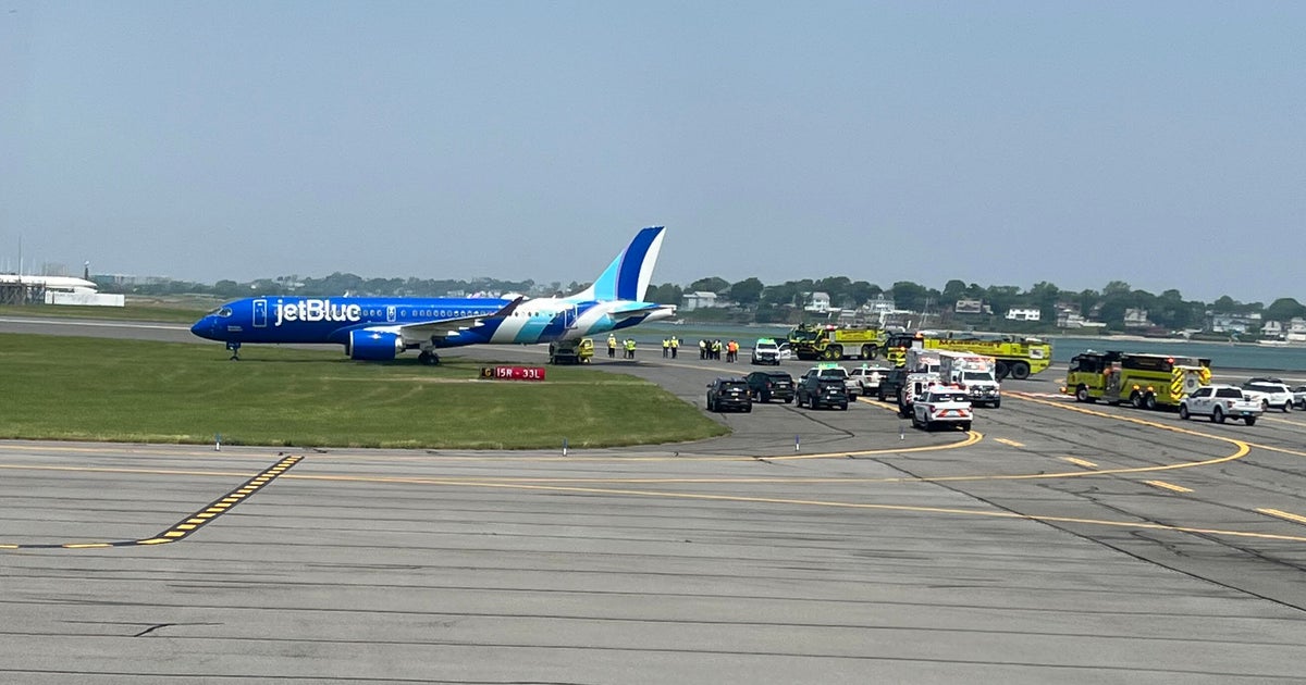 JetBlue Flight Rolls off Runway no aeroporto de Logan de Boston ...