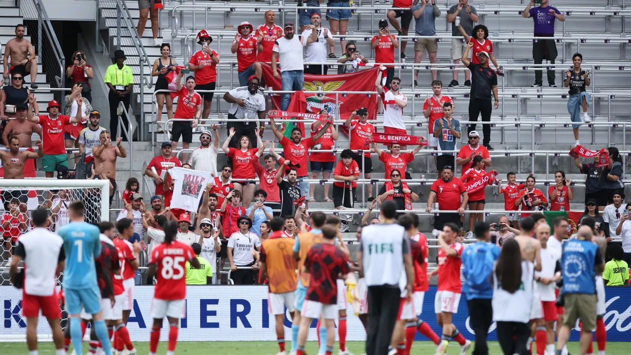 Jogadores do Benfica Reagem à Vitória com Auckland e Apontam ao Bayern