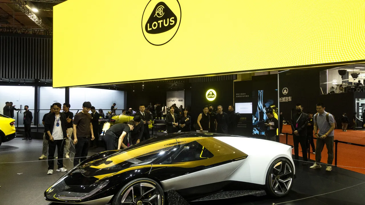 Lotus "sem planos" para fechar fábrica histórica no Reino Unido