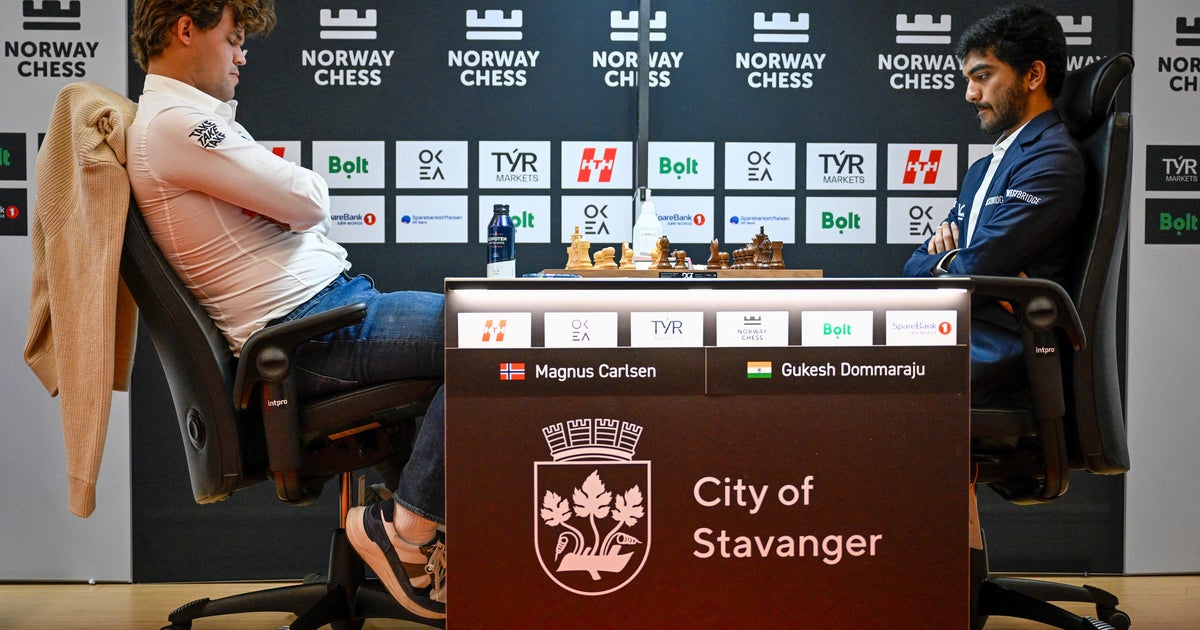 Magnus Carlsen, número 1 classificado como jogador de xadrez, bate o punho em T ...