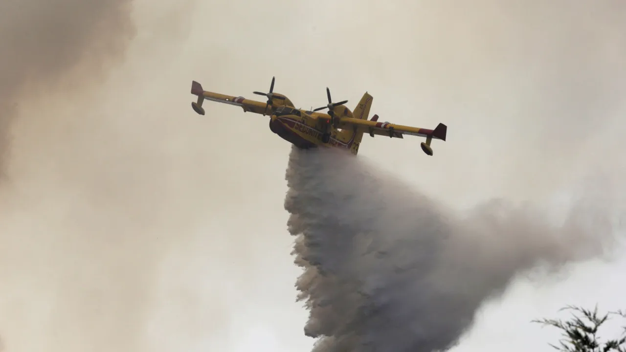 Mais de 100 Operacionais e Cinco Meios Aéreos Combatem Fogo em Avis