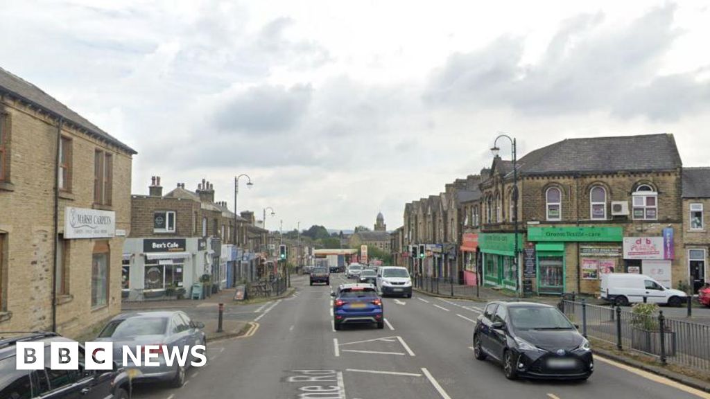 Man preso na parede de carro em 'Assault Alvo' em Kirklees