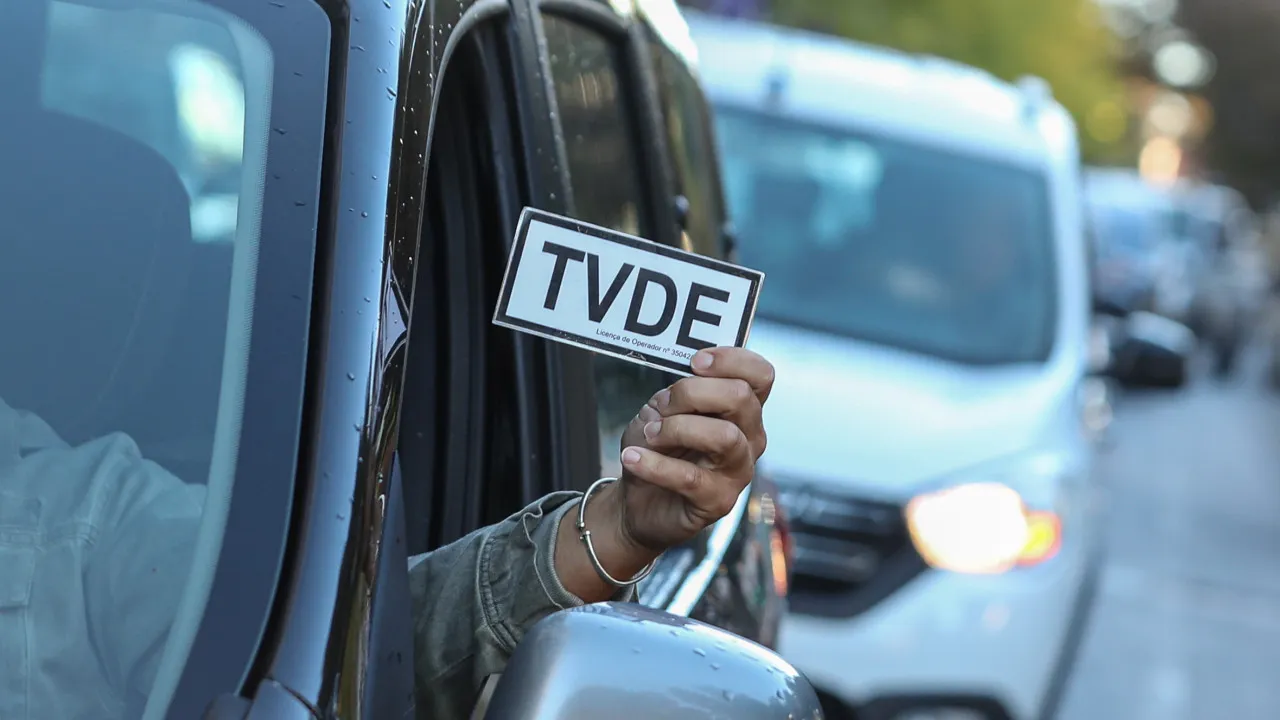 Motoristas de tvde vã paraalisar Hoje Contra Tarifas da Uber