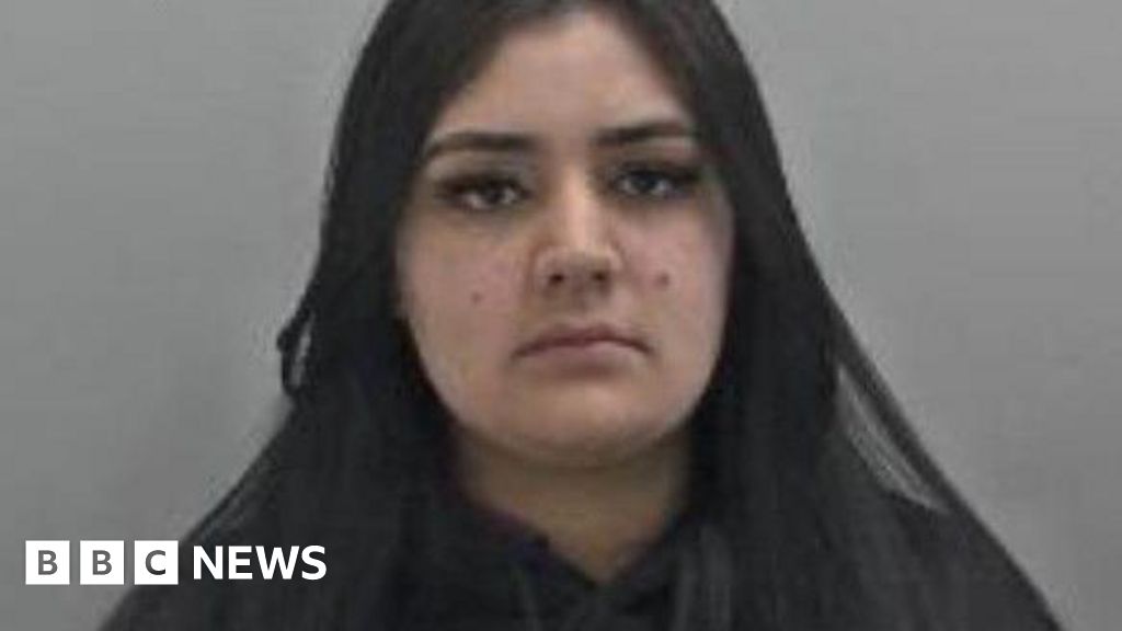 Mulher Redditch presa por não dar senha de telefone à polícia