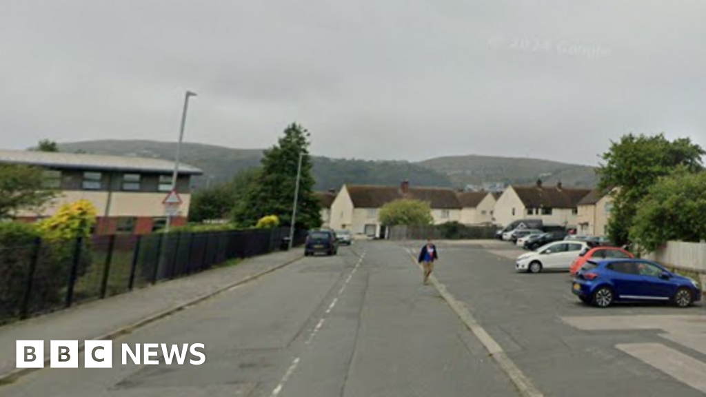 Mulheres Llandudno no hospital após o carro colidem com a postagem da lâmpada