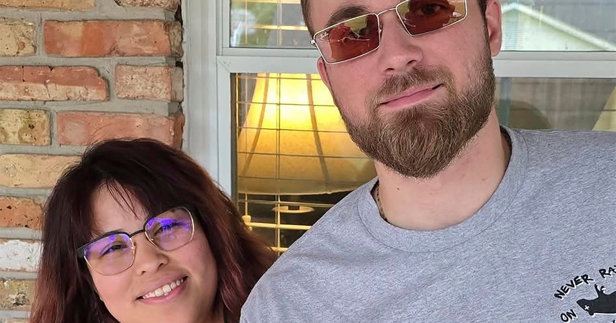 O ICE deteve a esposa de um veterano marinho. Ele não sabe como contar aos filhos para onde ela foi.