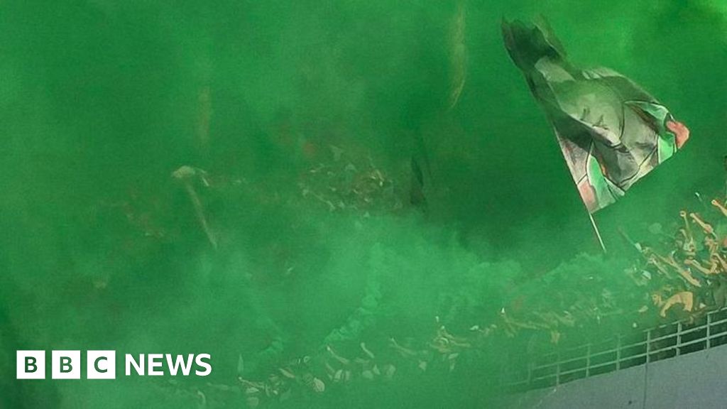 O apoiador do MC Alger morre caindo do estádio de futebol da Argélia