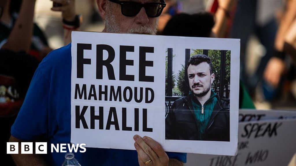 O juiz ordena que o aluno de Columbia, Mahmoud Khalil, libertado sob fiança