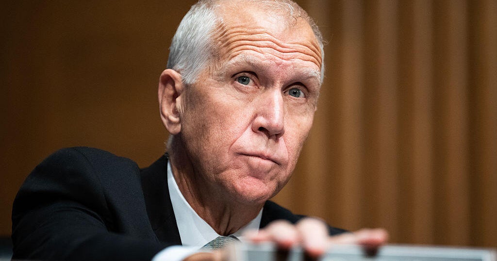 O senador Thom Tillis anuncia que não procurará a reeleição depois de Tr ...
