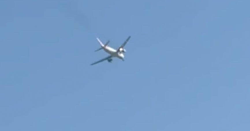 O vôo da American Airlines retorna ao aeroporto de Las Vegas depois de ...