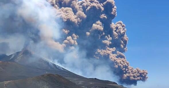O vulcão Mount Etna da Itália entra em erupção com uma nuvem enorme de cinzas a ...