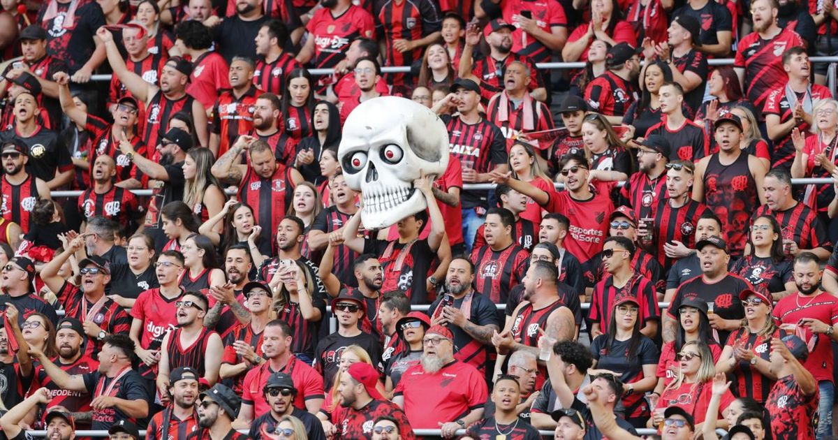 ODAIR E JOGORORES SE REUNEM COM TORCIDA ANTES DO CLÁSSICO NA SÉRIE B